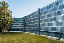Lade das Bild in den Galerie-Viewer, Sunbooster VERTICAL+ PV-Zaun-System als Detailansicht im Doppelstabmattenzaun