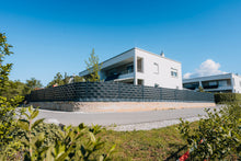 Lade das Bild in den Galerie-Viewer, Sunbooster VERTICAL+ PV-Zaun-System als Sichtschutzzaun an einem modernen Wohnhaus