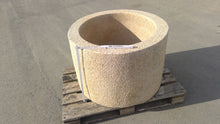 Lade das Bild in den Galerie-Viewer, Trog Granit SOL, D= 90cm H= 60 cm, OF gestockt
