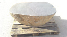 Lade das Bild in den Galerie-Viewer, Granit Gala Sitzstein, ca. 105 x 65 x 45cm
