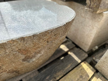 Lade das Bild in den Galerie-Viewer, Granit Gala Sitzstein, ca. 105 x 65 x 45cm
