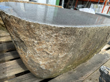 Lade das Bild in den Galerie-Viewer, Granit Gala Sitzstein, ca. 105 x 65 x 45cm
