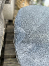Lade das Bild in den Galerie-Viewer, Granit Gala Sitzstein, ca. 105 x 65 x 45cm
