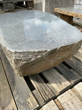 Lade das Bild in den Galerie-Viewer, Granit Gala Sitzstein, ca. 105 x 65 x 45cm
